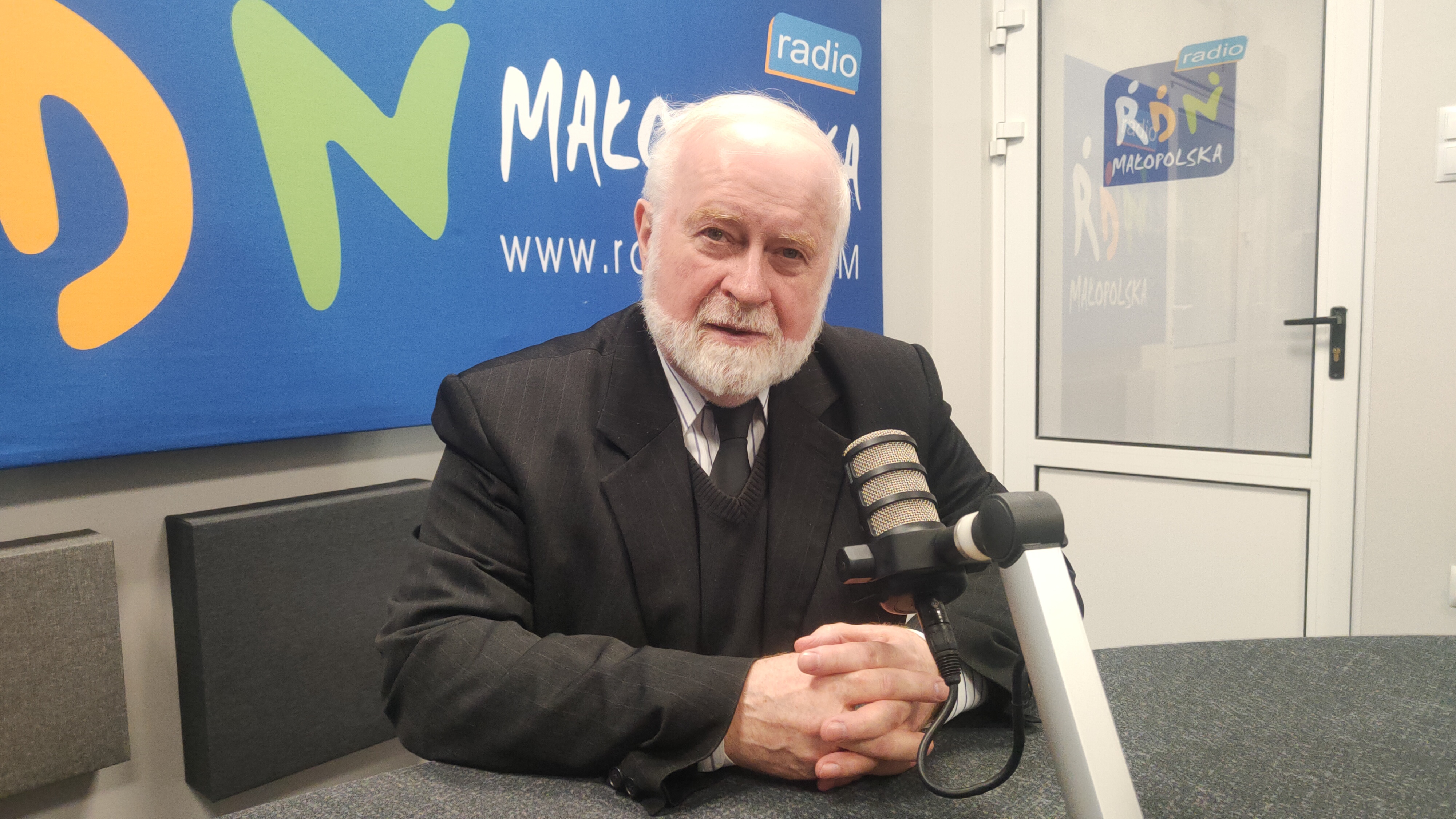 ’Zamiast zakazów lepsza jest edukacja młodzieży’ – prof. Wiatr negatywnie o ograniczaniu dostępu młodych do mediów społecznościowych