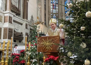Biskup Andrzej Jeż w czasie nabożeństwa w tarnowskiej katedrze w uroczystość Świętej Bożej Rodzicielki Maryi