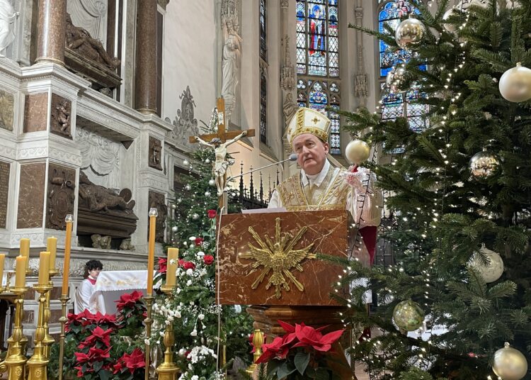 Biskup Andrzej Jeż w czasie nabożeństwa w tarnowskiej katedrze w uroczystość Świętej Bożej Rodzicielki Maryi