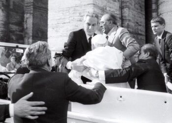 na zdjęciu: Angelo Gugel podtrzymuje papieża Jana Pawła II tuż po zamachu, 13 maja 1981 r. na Placu św. Piotra /fot. Vatican News