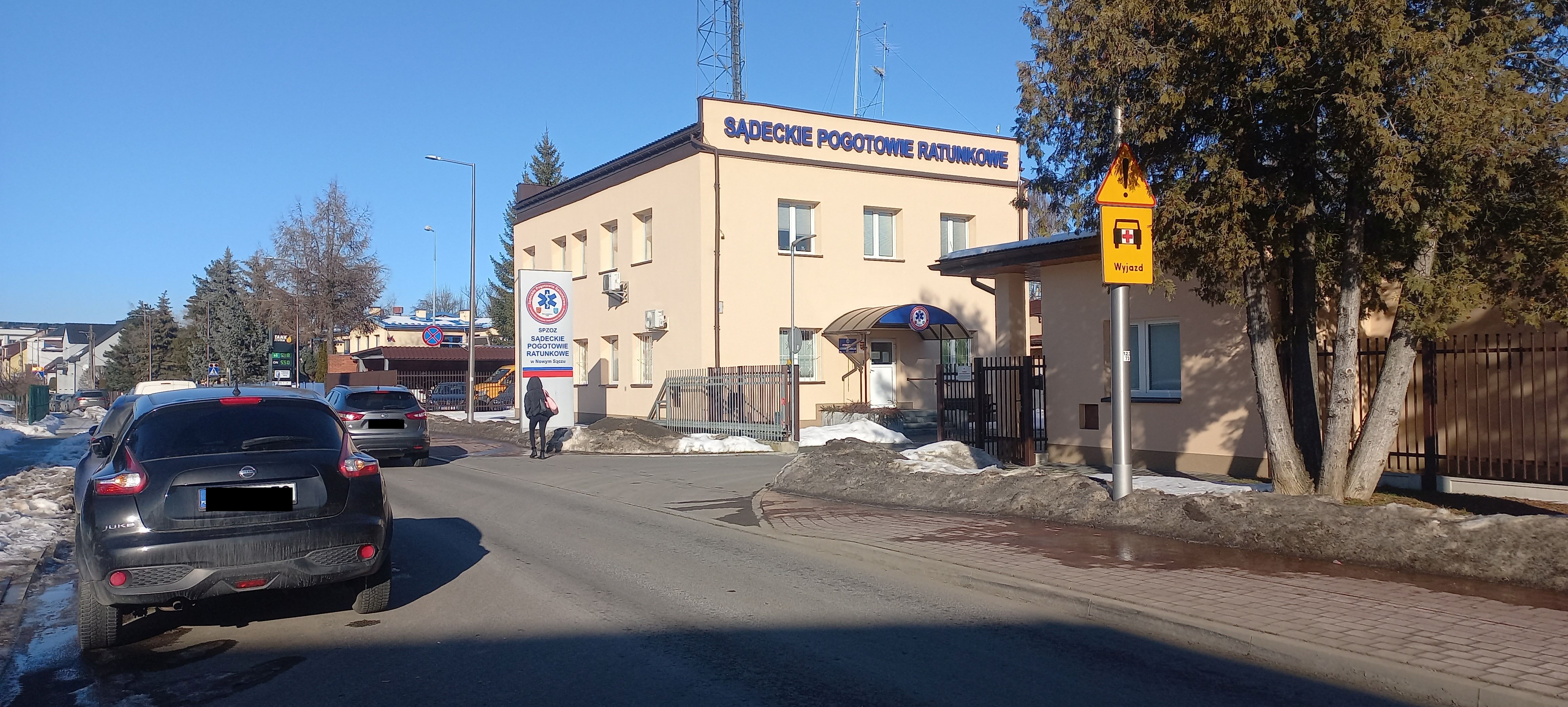 Karetki nie mogły wyjechać z bazy. Sądeckie Pogotowie Ratunkowe chce zmiany organizacji ruchu na ul. Śniadeckich