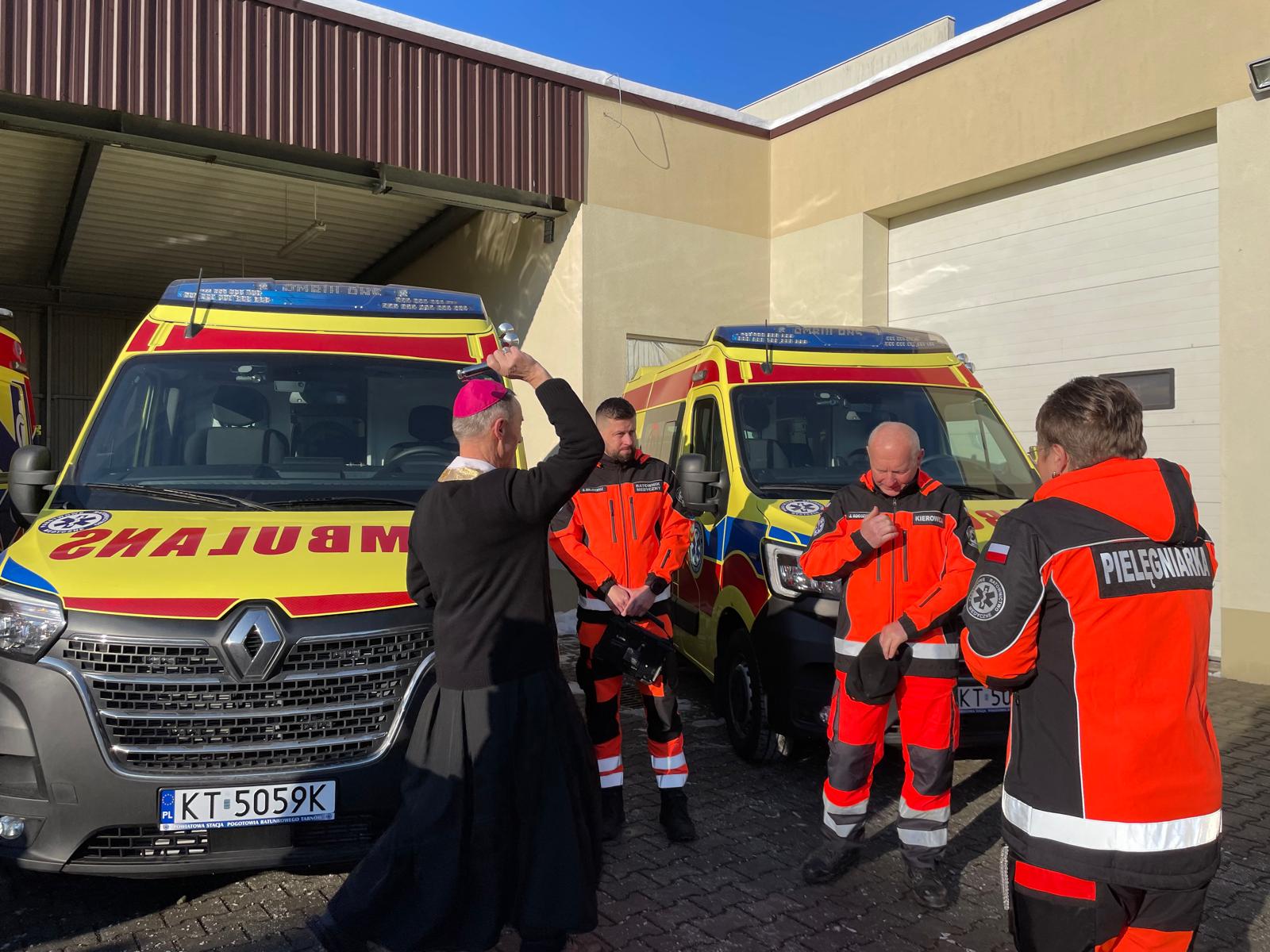 Nowe karetki i blisko 50 dodatkowych miejsc pracy – duże zmiany od tego roku w Powiatowej Stacji Pogotowia Ratunkowego w Tarnowie