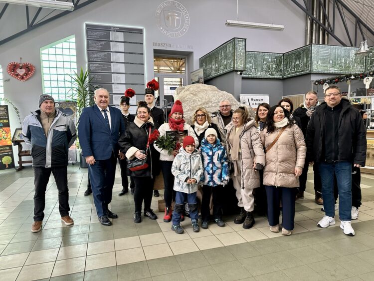 na zdjęciu: 200-tysięcznna turystka dostała kwiaty, album i stałą wejściówkę do kopalni. /Fot. Kopalnia Soli Bochnia