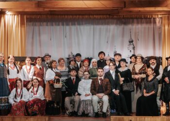 Na zdjęciu: Parafialna Grupa Teatralna ze Szczucina podczas próby do spektaklu pt. 'Dawno temu... w Szczucinie'