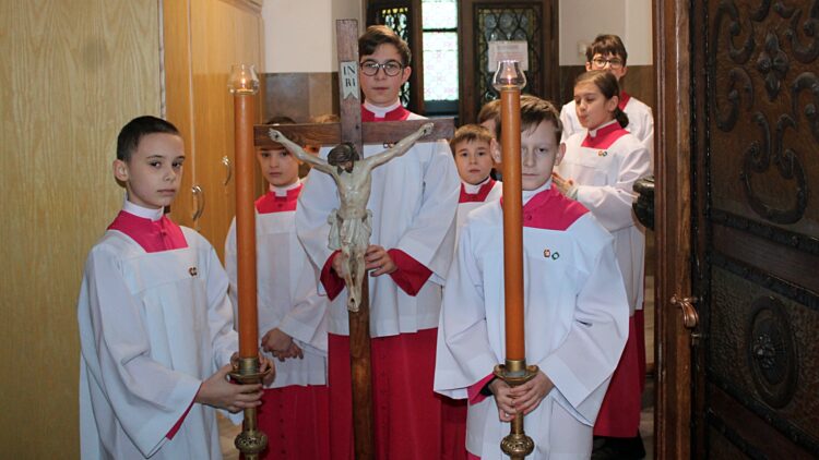 na zdjęciu: ministranci w tarnowskiej Katedrze