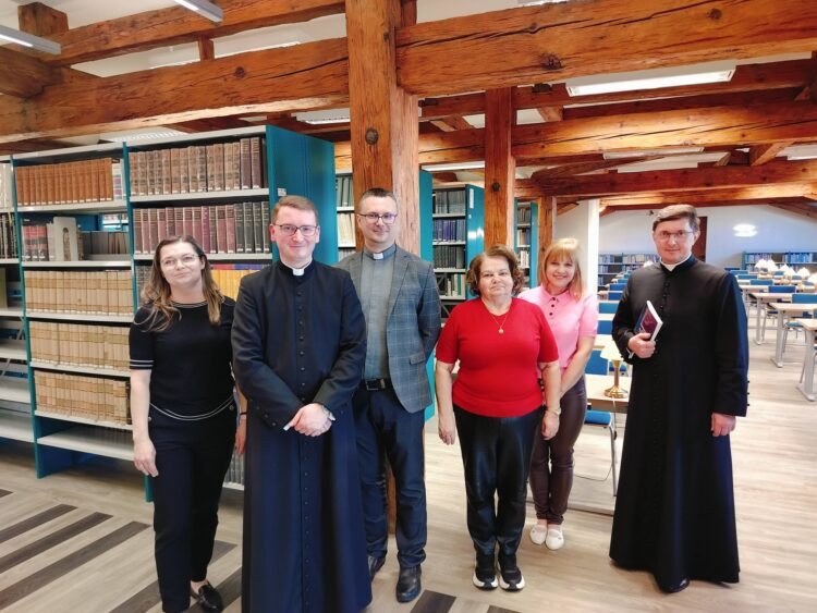 fot. Biblioteka Wyższego Seminarium Duchownego w Tarnowie / na zdjęciu: ks. Maciej Biedroń ( drugi zodlewej strony)