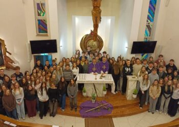 na zdjęciu: Rekolekcje dla maturzystów w CFR ARKA. 129 maturzystów z Mielca z ks. Mateuszem Florkiem oraz nauczycielami.