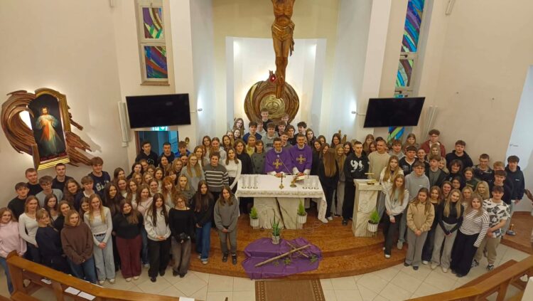 na zdjęciu: Rekolekcje dla maturzystów w CFR ARKA. 129 maturzystów z Mielca z ks. Mateuszem Florkiem oraz nauczycielami.