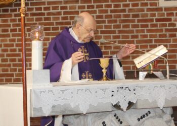 ks. prof. Michał Heller odprawia Mszę św. w parafii św. Maksymiliana w Tarnowie