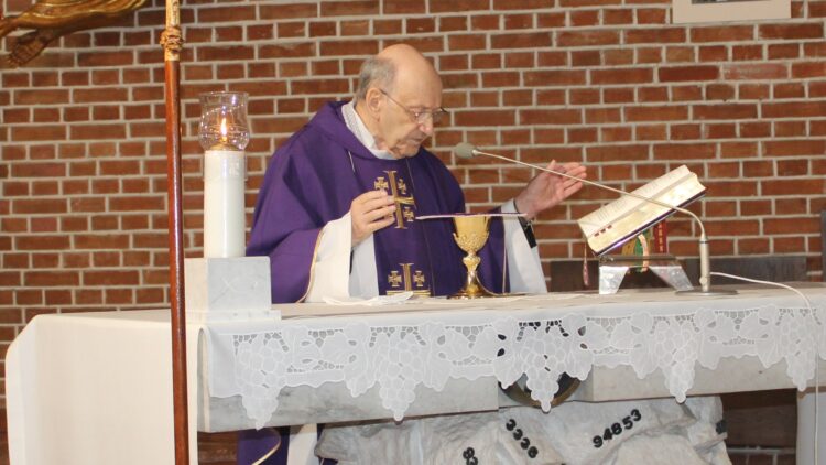 ks. prof. Michał Heller odprawia Mszę św. w parafii św. Maksymiliana w Tarnowie