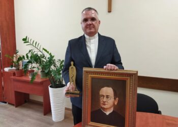 na zdjęciu: ks. Andrzej Jasnos prezentuje statuetkę i obraz ks. Walentego Gadowskiego