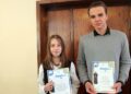 na zdjęciu: Nikodem Puto z I LO w Limanowej i Julia Bogusz ze Szkoły Podstawowej w Wilczyskach.