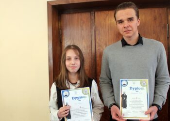 na zdjęciu: Nikodem Puto z I LO w Limanowej i Julia Bogusz ze Szkoły Podstawowej w Wilczyskach.