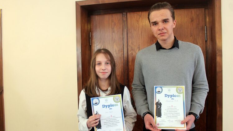 na zdjęciu: Nikodem Puto z I LO w Limanowej i Julia Bogusz ze Szkoły Podstawowej w Wilczyskach.