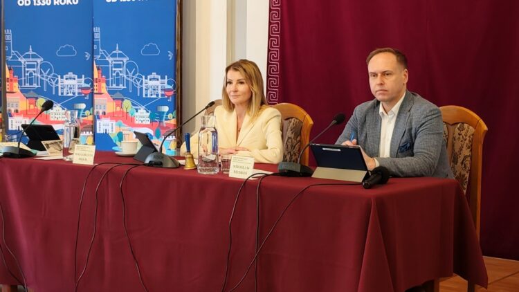 stół prezydium Rady Miejskiej w Tarnowie, od lewej: Małgorzata Mękal, Mirosław Biedroń (wiceprzewodniczący RM)