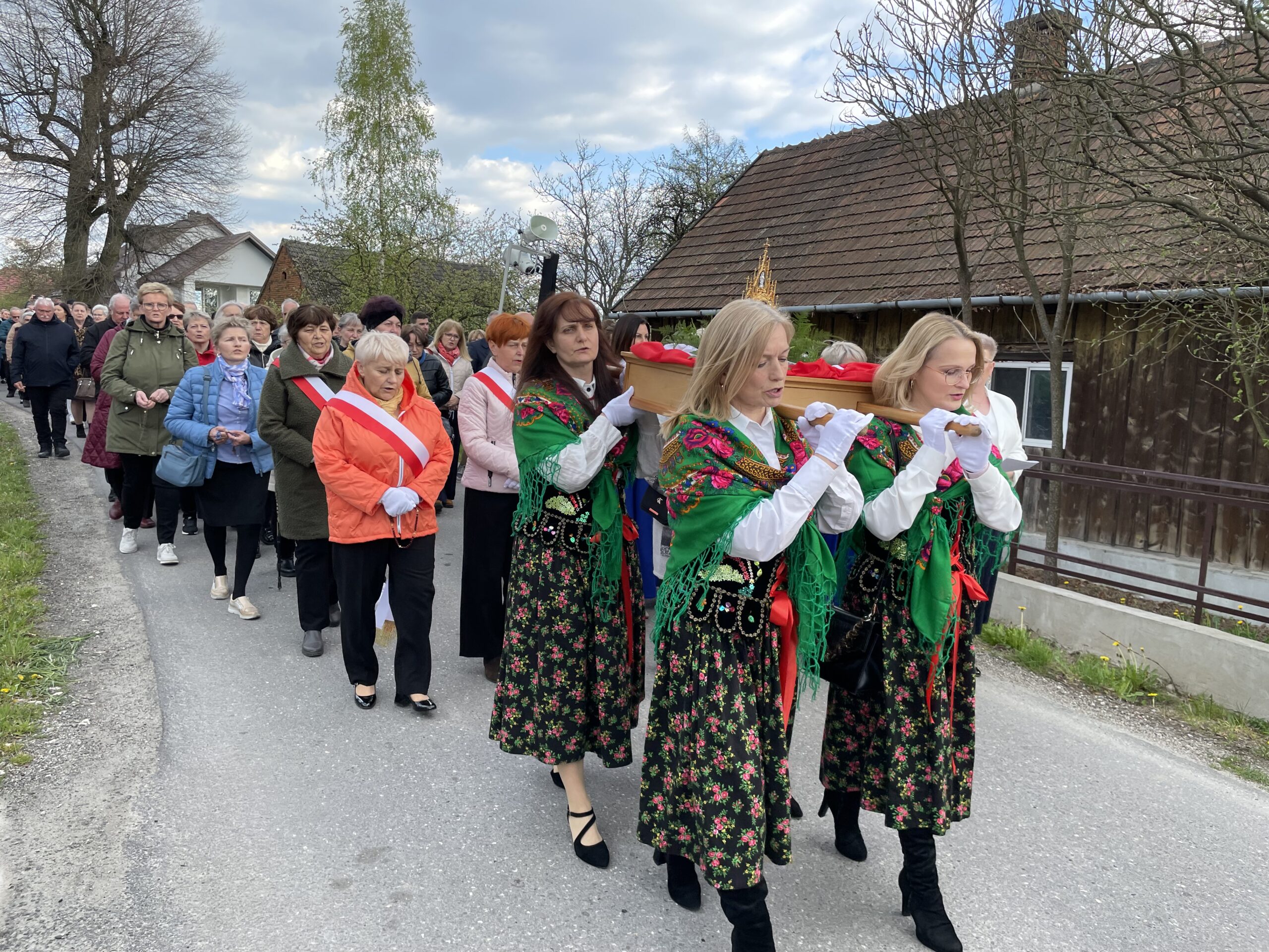 ‘Całe jego życie było było jedną wielką procesją’ – Akcja Katolicka przeszła z Milówki do Grabna z relikwiami swojego patrona