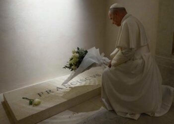 Leon XIV krótko po swoim wyborze modlił się przy grobie papieża Franciszka w Bazylice Santa Maria Maggiore  (fot. Vatican Media)