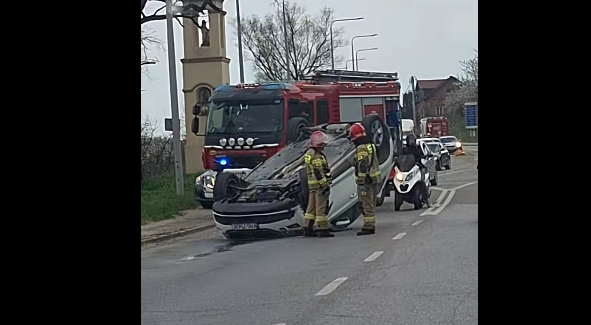 Dachowanie na ul. Węgierskiej w Nowym Sączu. Ogromne korki!