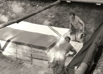 Złożenie dziewięciu skrzyń ze szczątkami polskich oficerów do grobu, który stanowił pierwotny dół śmierci w Charkowie-Piatichatkach, sierpień 1991 r., fot: Andrzej Świderski