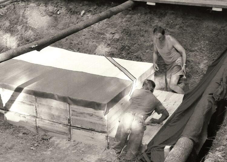 Złożenie dziewięciu skrzyń ze szczątkami polskich oficerów do grobu, który stanowił pierwotny dół śmierci w Charkowie-Piatichatkach, sierpień 1991 r., fot: Andrzej Świderski