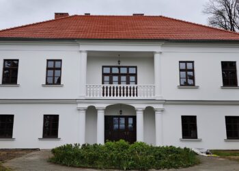 na zdjęciu: dwór Ledóchowskich w Lipnicy Dolnej