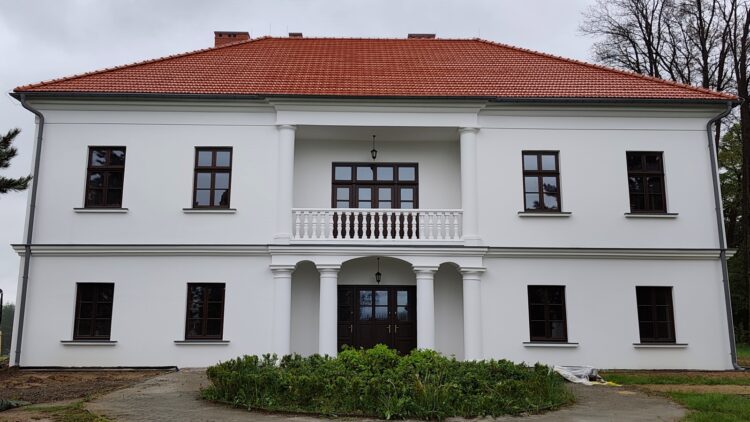 na zdjęciu: dwór Ledóchowskich w Lipnicy Dolnej