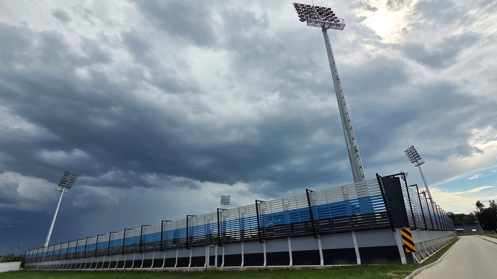 Otwarcie stadionu w Mościcach lada dzień. Jest trybuna, murawa i oświetlenie, a co dalej?