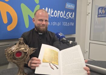Na zdjęciu: ks. Jan Kurek z relikwiarzem i jubileuszową publikacją, w której jest także dokument lokacyjny