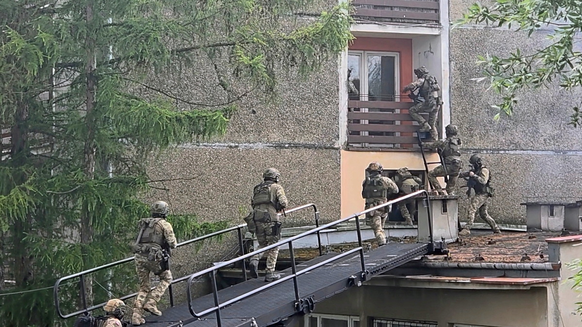 Śmigłowiec nad szpitalem, pozorowany pożar i odbijanie zakładników – ćwiczenia służb przy Szpitalu św. Łukasza w Tarnowie