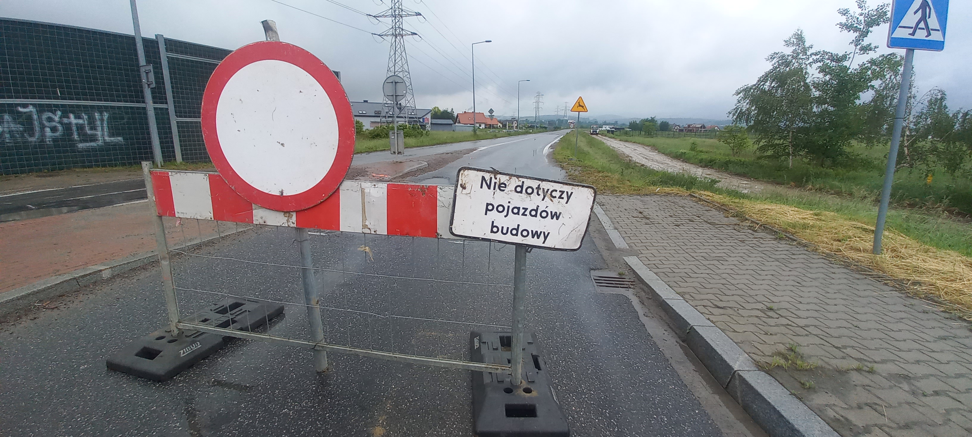 Obwodnica zachodnia Nowego Sącza zamknięta na kolejnym odcinki. Problemy z pracami na pierwszym etapie [ZDJĘCIA]