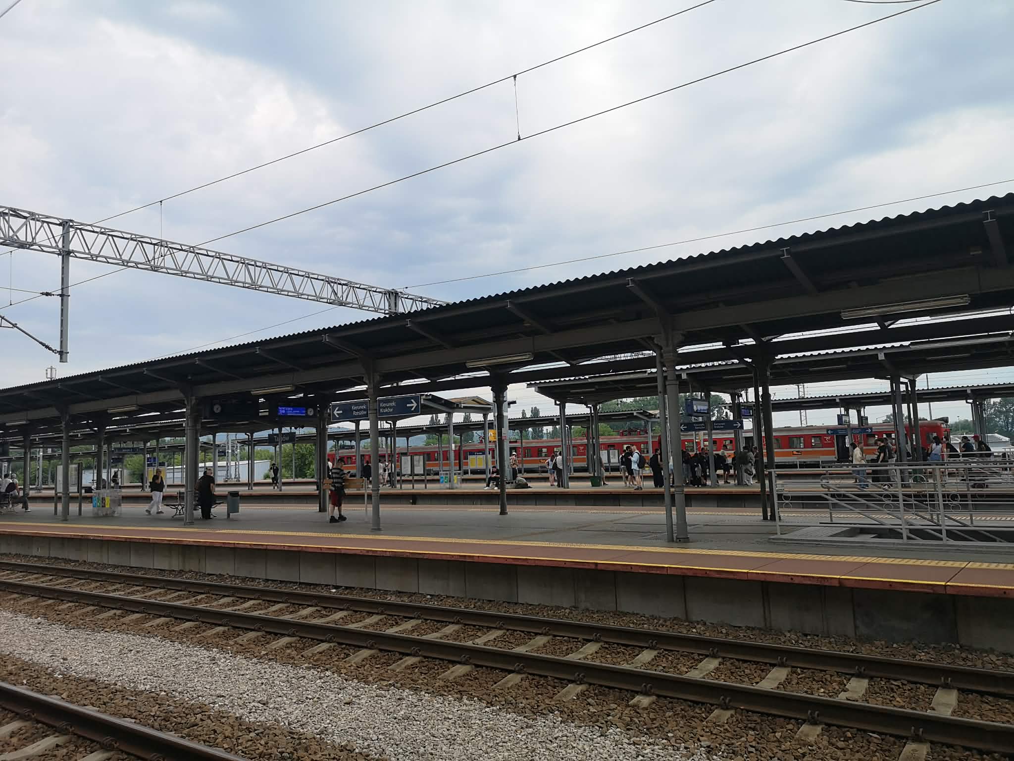 Śmiertelny wypadek na torach. Duże opóźnienia pociągów