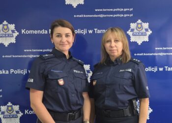na zdjęciu od lewej: mł. asp. Joanna Dychtoń i kom. Joanna Bibro