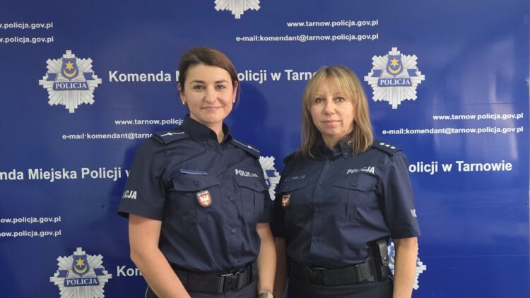 na zdjęciu od lewej: mł. asp. Joanna Dychtoń i kom. Jolanta Bibro