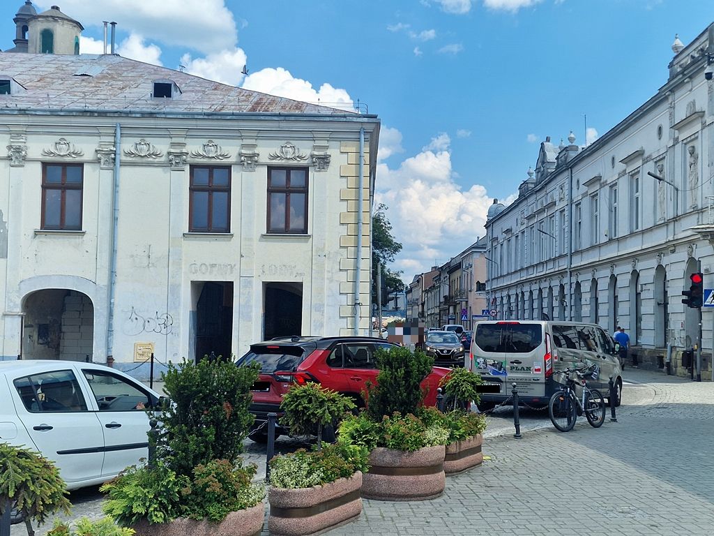 W godzinach szczytu najlepiej omijać rynek w Nowym Sączu. Remont sprawia ogromne kłopoty [ZDJĘCIA]