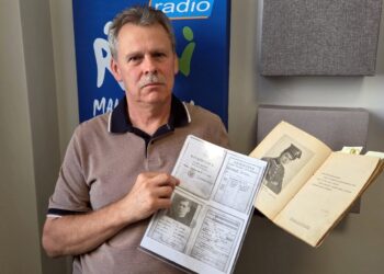 na zdjęciu: Robert Malik ze skanem książeczki wojskowej ks. Jana Jarosza oraz egzemplarzem książki 'Odwrót' wydanej w 1926r.