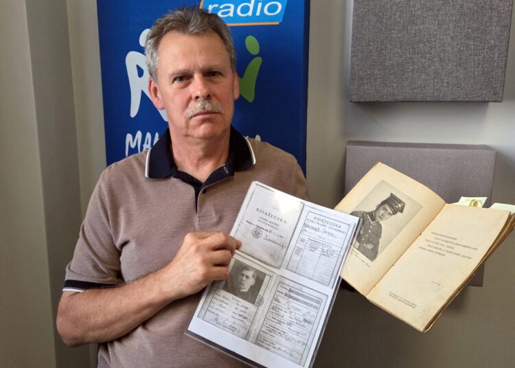 na zdjęciu: Robert Malik ze skanem książeczki wojskowej ks. Jana Jarosza oraz egzemplarzem książki 'Odwrót' wydanej w 1926r.