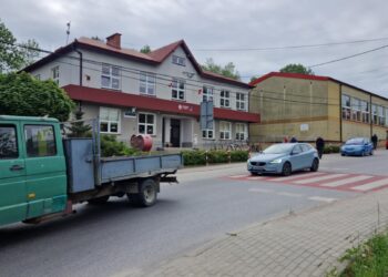na zdjęciu: Szkoła w Pawęzowie (archiwum RDN)