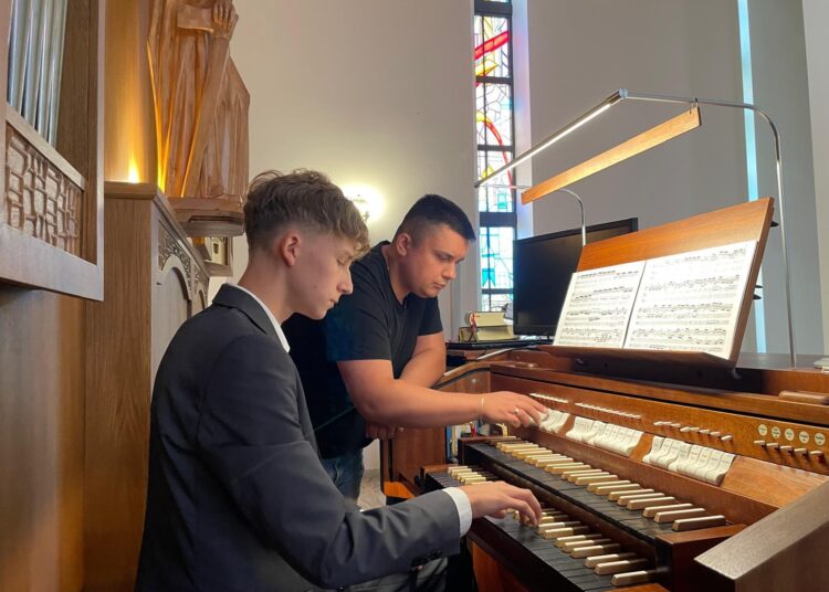 Szymon Pawlik, drugi organista z parafii św. Jakuba w Brzesku.