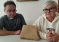 na zdjęciu: archeolog Ewa Kędzierska i ks. Sebastian Musiał z fragmentem dawnej posadzki
