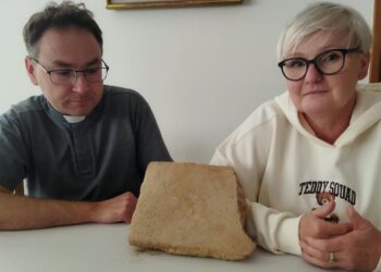 na zdjęciu: archeolog Ewa Kędzierska i ks. Sebastian Musiał z fragmentem dawnej posadzki
