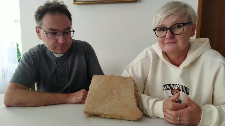 na zdjęciu: archeolog Ewa Kędzierska i ks. Sebastian Musiał z fragmentem dawnej posadzki