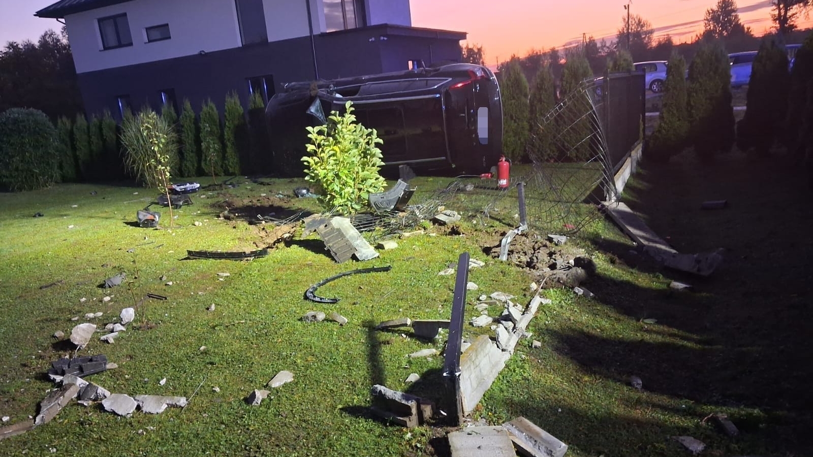 Auto wypadło z drogi i dachowało na prywatnej posesji