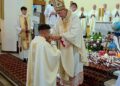ks. Krzysztof Wiercioch otrzymuje krzyż misyjny