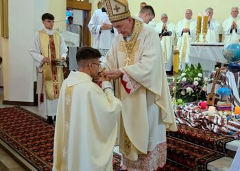 ks. Krzysztof Wiercioch otrzymuje krzyż misyjny