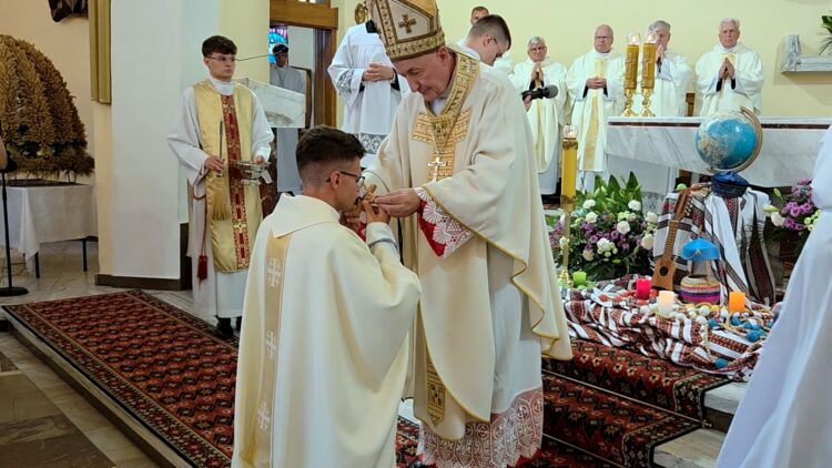 ks. Krzysztof Wiercioch otrzymuje krzyż misyjny