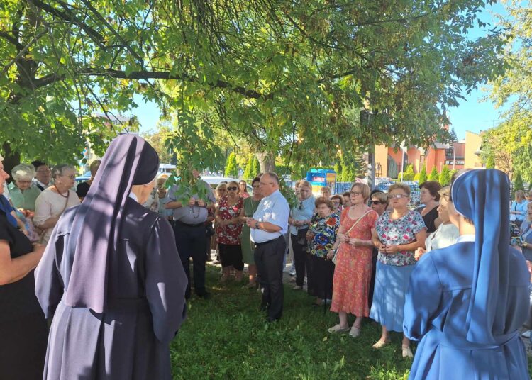 Foto archiwum. Modlitwa obok kościoła Miłosierdzia Bożego