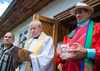 ks. Stanisław Opocki na Międzynarodowym Taborze Pamięci Romów w 2017r. - fot. Artur Gawle / tarnow.pl