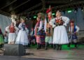 na zdjęciu: Zespół w strojach krakowskich / fot. archiwum ZPiT Swojacy