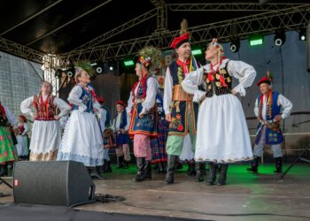 na zdjęciu: Zespół w strojach krakowskich / fot. archiwum ZPiT Swojacy