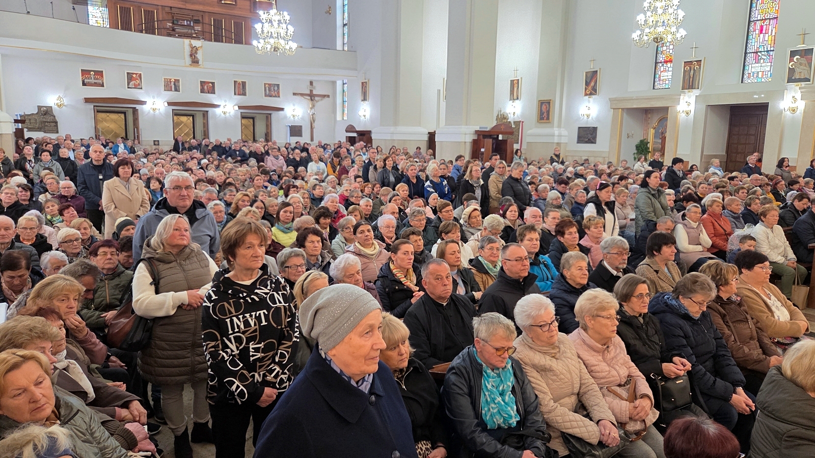 ’Różaniec to nasza drabina do Nieba’. Róże Różańcowe z całej diecezji zjechały do bazyliki w Dąbrowie Tarnowskiej